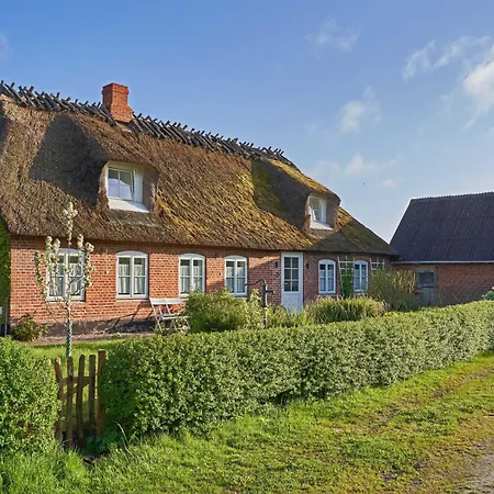 Holiday home Reetdachhaus De Ole Kaat